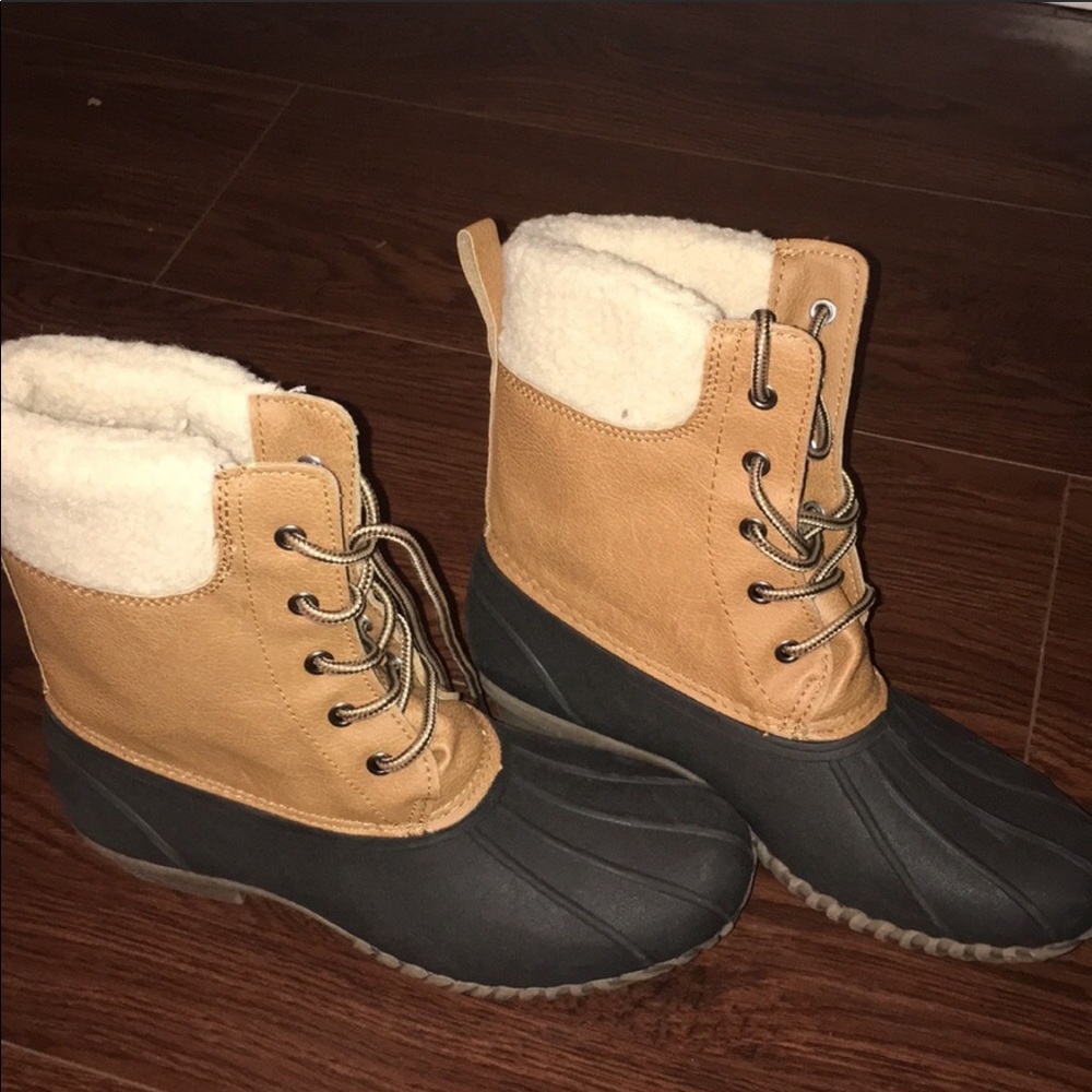 Worn once buck boots size 8 fits like a 7